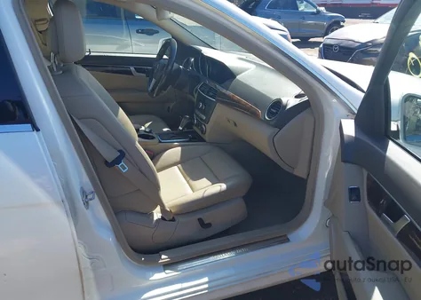 2013 Mercedes-Benz C 300 Sport 4Matic z USA, uszkodzony, nr VIN WDDGF8AB6DR278419